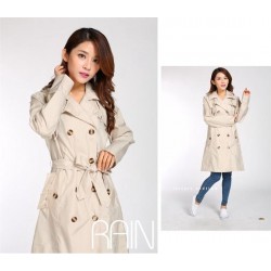 Trenchcoat, zand / beige kleur. Klepzakken, kraag, tailleband. Past slanke mensen hoogte 154 tot 167. Trenchcoat voor dames.