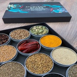 12 specerijen voor de  Ayurvedische keuken en 3 recepten in een mooie (kado) verpakking